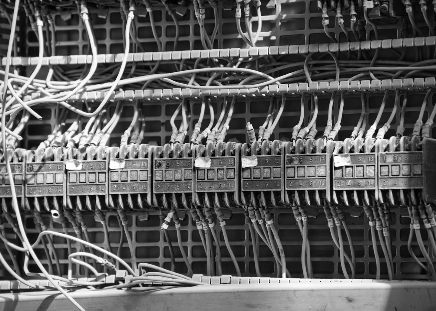 Skomplikowane okablowanie elektryczne i listwy zaciskowe w ustawieniu przemysłowym.